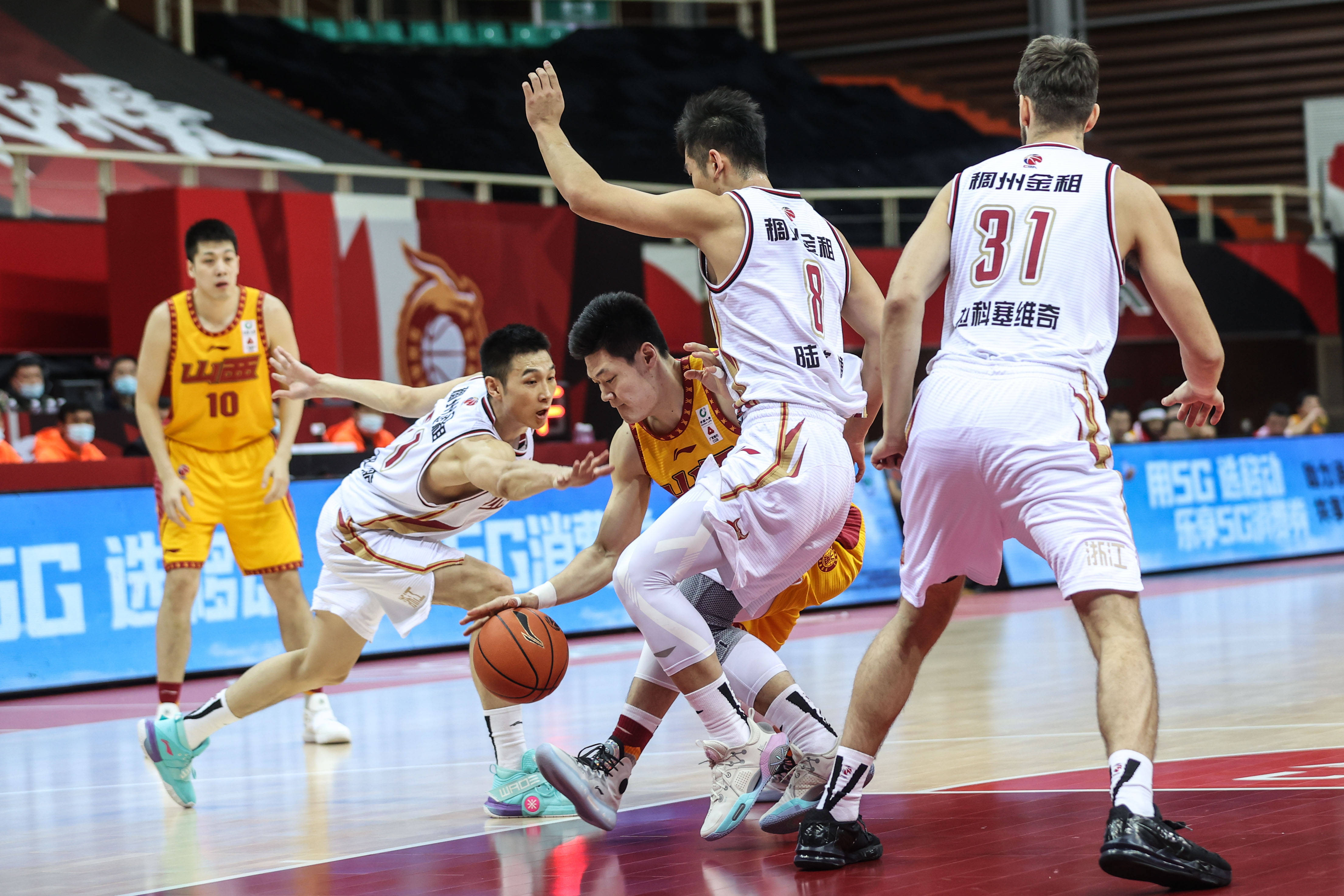 今夜浙江稠州调整名单以备欧联,伤情更新环节打磨,引发热议,更衣室氛围转暖的简单介绍 今夜浙江稠州调整名单以备欧联,伤情更新环节打磨,引发热议,更衣室氛围转暖的简单介绍