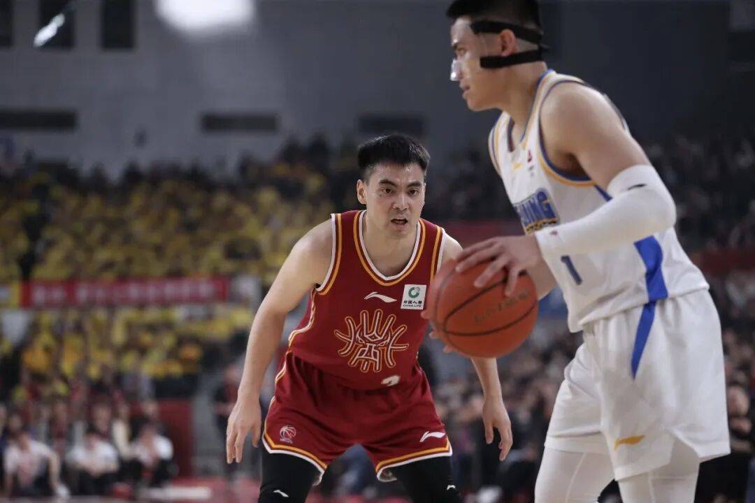 今夜浙江稠州调整名单以备欧联,伤情更新环节打磨,引发热议,更衣室氛围转暖的简单介绍 今夜浙江稠州调整名单以备欧联,伤情更新环节打磨,引发热议,更衣室氛围转暖的简单介绍